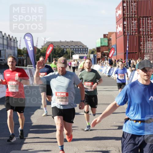 03.10.2025 - Köhlbrandbrückenlauf Jannik Wohlers http://msf.ph/oto/9122622 03.10.2025 13:05:17 Ziel 4098, 4256, 4272, 4344, 4390, 4490, 4496, 4585, 4877, 5637, 5969, 6041, 6044, 6081 meine-sportfotos.de