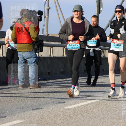 03.10.2025 - Köhlbrandbrückenlauf Strokosch-Dieckow http://msf.ph/oto/9122623 03.10.2025 10:00:03 Position 2 339, 08, 1970, 2342, 1969 meine-sportfotos.de