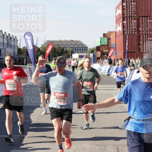 03.10.2025 - Köhlbrandbrückenlauf Jannik Wohlers http://msf.ph/oto/9122628 03.10.2025 13:05:17 Ziel 4098, 4256, 4272, 4344, 4390, 4490, 4496, 4585, 4877, 5637, 5969, 6041, 6044, 6081 meine-sportfotos.de