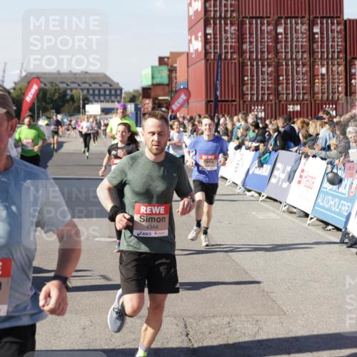 03.10.2025 - Köhlbrandbrückenlauf Jannik Wohlers http://msf.ph/oto/9122655 03.10.2025 13:05:18 Ziel 4272, 4344, 4390, 4490, 4496, 4585, 4877, 5637, 5969, 6041, 6044, 6081 meine-sportfotos.de