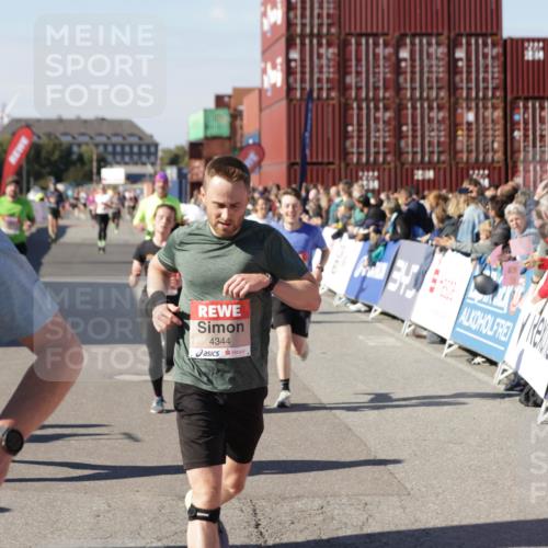 03.10.2025 - Köhlbrandbrückenlauf Jannik Wohlers http://msf.ph/oto/9122674 03.10.2025 13:05:18 Ziel 4272, 4344, 4390, 4490, 4496, 4585, 4877, 5637, 5969, 6041, 6044, 6081 meine-sportfotos.de