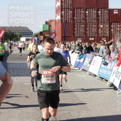 03.10.2025 - Köhlbrandbrückenlauf Jannik Wohlers http://msf.ph/oto/9122680 03.10.2025 13:05:18 Ziel 4272, 4344, 4390, 4490, 4496, 4585, 4877, 5637, 5969, 6041, 6044, 6081 meine-sportfotos.de