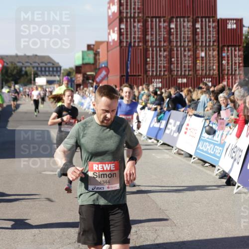 03.10.2025 - Köhlbrandbrückenlauf Jannik Wohlers http://msf.ph/oto/9122691 03.10.2025 13:05:18 Ziel 4272, 4344, 4390, 4490, 4496, 4585, 4877, 5637, 5969, 6041, 6044, 6081 meine-sportfotos.de