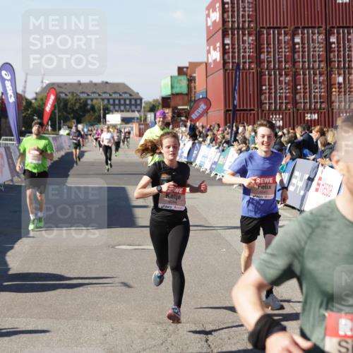 03.10.2025 - Köhlbrandbrückenlauf Jannik Wohlers http://msf.ph/oto/9122707 03.10.2025 13:05:19 Ziel 4272, 4344, 4390, 4490, 4496, 4585, 4877, 5637, 5969, 6041, 6044, 6081 meine-sportfotos.de