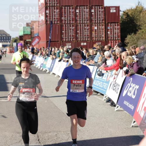 03.10.2025 - Köhlbrandbrückenlauf Jannik Wohlers http://msf.ph/oto/9122721 03.10.2025 13:05:19 Ziel 4272, 4344, 4390, 4490, 4496, 4585, 4877, 5637, 5969, 6041, 6044, 6081 meine-sportfotos.de