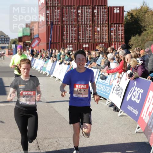 03.10.2025 - Köhlbrandbrückenlauf Jannik Wohlers http://msf.ph/oto/9122726 03.10.2025 13:05:19 Ziel 4272, 4344, 4390, 4490, 4496, 4585, 4877, 5637, 5969, 6041, 6044, 6081 meine-sportfotos.de