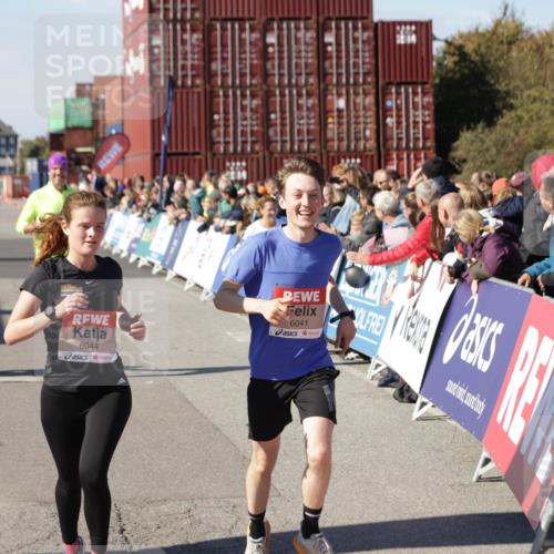 03.10.2025 - Köhlbrandbrückenlauf Jannik Wohlers http://msf.ph/oto/9122736 03.10.2025 13:05:19 Ziel 4272, 4344, 4390, 4490, 4496, 4585, 4877, 5637, 5969, 6041, 6044, 6081 meine-sportfotos.de