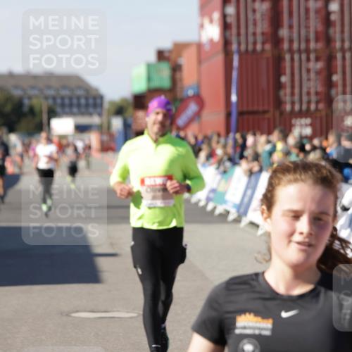 03.10.2025 - Köhlbrandbrückenlauf Jannik Wohlers http://msf.ph/oto/9122767 03.10.2025 13:05:21 Ziel 4272, 4344, 4390, 4496, 4584, 4877, 5637, 5969, 6041, 6044, 6081 meine-sportfotos.de