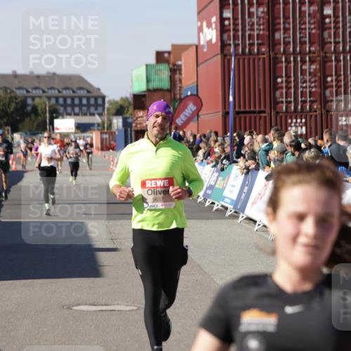 03.10.2025 - Köhlbrandbrückenlauf Jannik Wohlers http://msf.ph/oto/9122773 03.10.2025 13:05:21 Ziel 4272, 4344, 4390, 4496, 4584, 4877, 5637, 5969, 6041, 6044, 6081 meine-sportfotos.de
