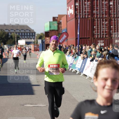 03.10.2025 - Köhlbrandbrückenlauf Jannik Wohlers http://msf.ph/oto/9122777 03.10.2025 13:05:21 Ziel 4272, 4344, 4390, 4496, 4584, 4877, 5637, 5969, 6041, 6044, 6081 meine-sportfotos.de