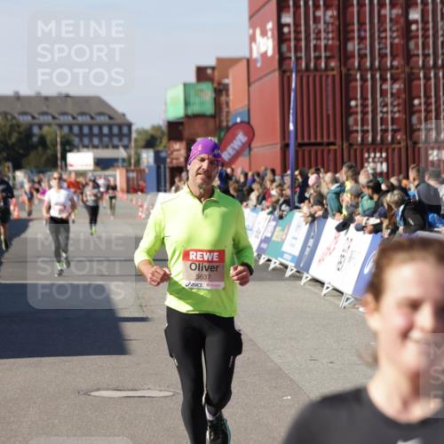 03.10.2025 - Köhlbrandbrückenlauf Jannik Wohlers http://msf.ph/oto/9122782 03.10.2025 13:05:21 Ziel 4272, 4344, 4390, 4496, 4584, 4877, 5637, 5969, 6041, 6044, 6081 meine-sportfotos.de
