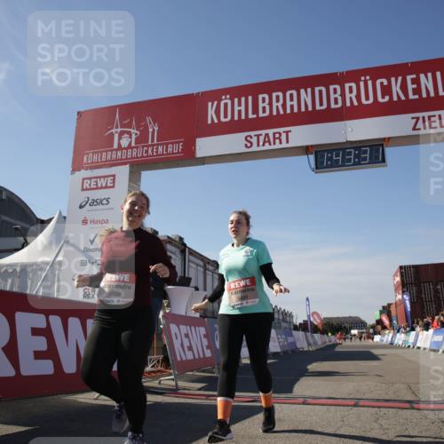 03.10.2025 - Köhlbrandbrückenlauf Jannik Wohlers http://msf.ph/oto/9122785 03.10.2025 13:43:31 Ziel 5464, 5499, 5559 meine-sportfotos.de