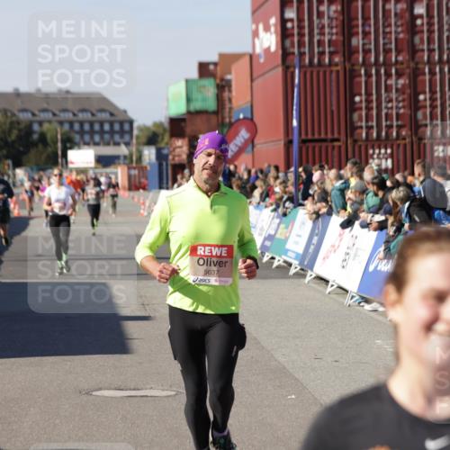 03.10.2025 - Köhlbrandbrückenlauf Jannik Wohlers http://msf.ph/oto/9122788 03.10.2025 13:05:21 Ziel 4272, 4344, 4390, 4496, 4584, 4877, 5637, 5969, 6041, 6044, 6081 meine-sportfotos.de