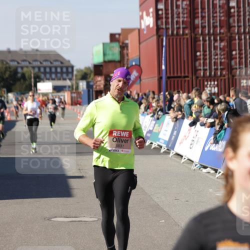 03.10.2025 - Köhlbrandbrückenlauf Jannik Wohlers http://msf.ph/oto/9122794 03.10.2025 13:05:21 Ziel 4272, 4344, 4390, 4496, 4584, 4877, 5637, 5969, 6041, 6044, 6081 meine-sportfotos.de