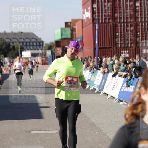 03.10.2025 - Köhlbrandbrückenlauf Jannik Wohlers http://msf.ph/oto/9122799 03.10.2025 13:05:21 Ziel 4272, 4344, 4390, 4496, 4584, 4877, 5637, 5969, 6041, 6044, 6081 meine-sportfotos.de