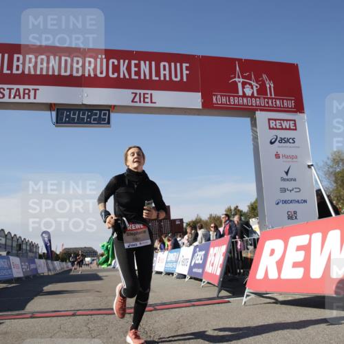 03.10.2025 - Köhlbrandbrückenlauf Jannik Wohlers http://msf.ph/oto/9122801 03.10.2025 13:44:29 Ziel 5904, 5905, 6257, 6258 meine-sportfotos.de