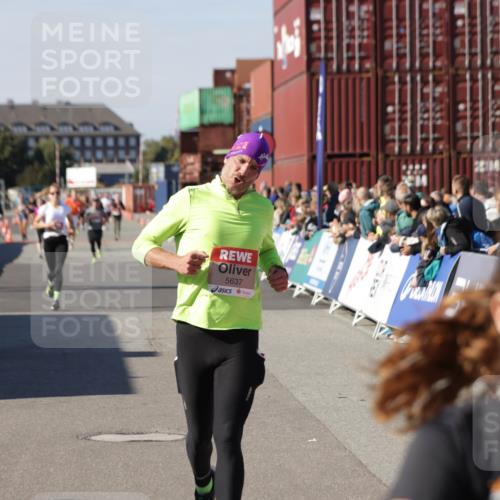 03.10.2025 - Köhlbrandbrückenlauf Jannik Wohlers http://msf.ph/oto/9122803 03.10.2025 13:05:21 Ziel 4272, 4344, 4390, 4496, 4584, 4877, 5637, 5969, 6041, 6044, 6081 meine-sportfotos.de