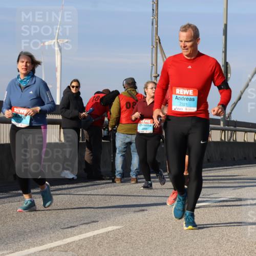 03.10.2025 - Köhlbrandbrückenlauf Strokosch-Dieckow http://msf.ph/oto/9122807 03.10.2025 10:00:36 Position 2 08, 2205, 2321, 2385 meine-sportfotos.de