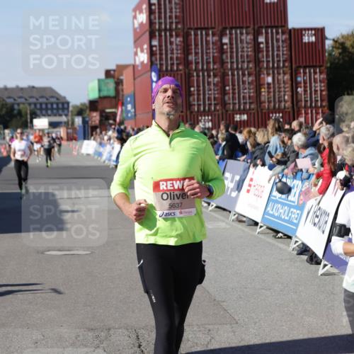 03.10.2025 - Köhlbrandbrückenlauf Jannik Wohlers http://msf.ph/oto/9122834 03.10.2025 13:05:22 Ziel 4272, 4344, 4390, 4496, 4584, 4877, 5637, 5969, 6041, 6044, 6081 meine-sportfotos.de