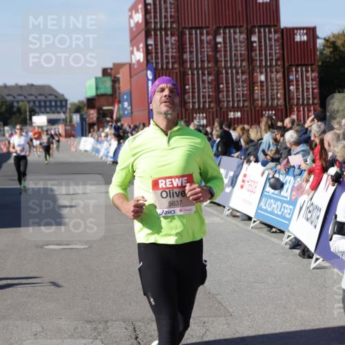03.10.2025 - Köhlbrandbrückenlauf Jannik Wohlers http://msf.ph/oto/9122839 03.10.2025 13:05:22 Ziel 4272, 4344, 4390, 4496, 4584, 4877, 5637, 5969, 6041, 6044, 6081 meine-sportfotos.de