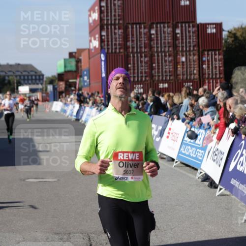 03.10.2025 - Köhlbrandbrückenlauf Jannik Wohlers http://msf.ph/oto/9122849 03.10.2025 13:05:22 Ziel 4272, 4344, 4390, 4496, 4584, 4877, 5637, 5969, 6041, 6044, 6081 meine-sportfotos.de