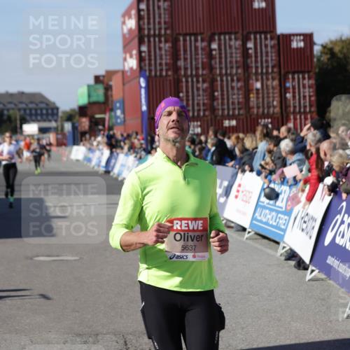 03.10.2025 - Köhlbrandbrückenlauf Jannik Wohlers http://msf.ph/oto/9122855 03.10.2025 13:05:22 Ziel 4272, 4344, 4390, 4496, 4584, 4877, 5637, 5969, 6041, 6044, 6081 meine-sportfotos.de