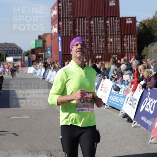 03.10.2025 - Köhlbrandbrückenlauf Jannik Wohlers http://msf.ph/oto/9122865 03.10.2025 13:05:22 Ziel 4272, 4344, 4390, 4496, 4584, 4877, 5637, 5969, 6041, 6044, 6081 meine-sportfotos.de