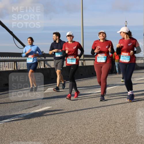 03.10.2025 - Köhlbrandbrückenlauf Strokosch-Dieckow http://msf.ph/oto/9122873 03.10.2025 10:00:53 Position 2 2725, 2727, 2726 meine-sportfotos.de