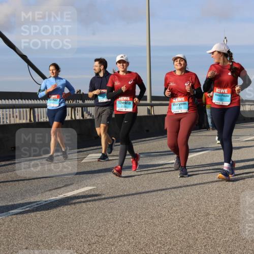03.10.2025 - Köhlbrandbrückenlauf Strokosch-Dieckow http://msf.ph/oto/9122877 03.10.2025 10:00:53 Position 2 2726, 2725, 2727 meine-sportfotos.de