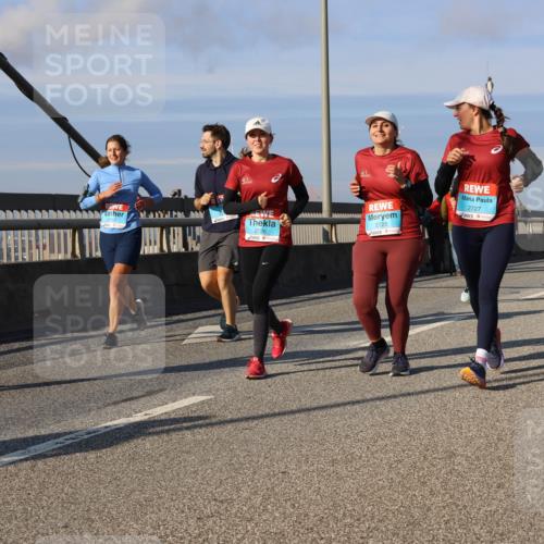 03.10.2025 - Köhlbrandbrückenlauf Strokosch-Dieckow http://msf.ph/oto/9122879 03.10.2025 10:00:53 Position 2 2726, 2725, 2727 meine-sportfotos.de