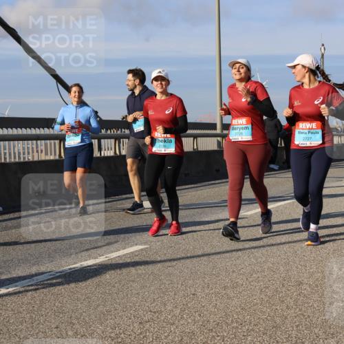 03.10.2025 - Köhlbrandbrückenlauf Strokosch-Dieckow http://msf.ph/oto/9122886 03.10.2025 10:00:53 Position 2 2726, 2725, 2727 meine-sportfotos.de
