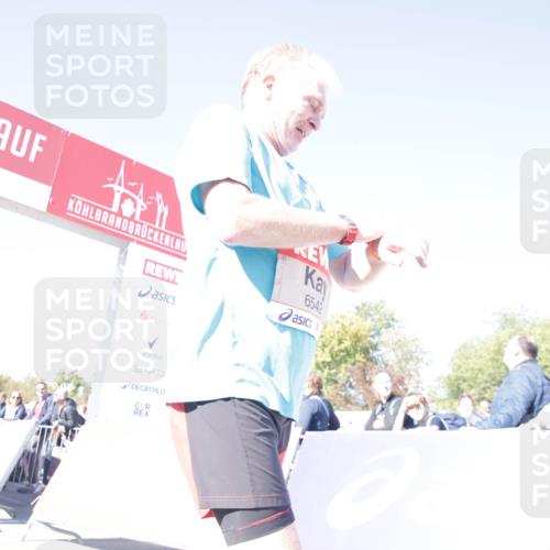03.10.2025 - Köhlbrandbrückenlauf Jannik Wohlers http://msf.ph/oto/9122916 03.10.2025 13:44:57 Ziel 5932, 6527, 6528, 6542, 6546 meine-sportfotos.de