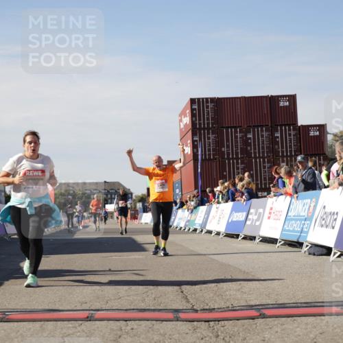 03.10.2025 - Köhlbrandbrückenlauf Jannik Wohlers http://msf.ph/oto/9122930 03.10.2025 13:45:11 Ziel 5015, 6264, 6527, 6528 meine-sportfotos.de
