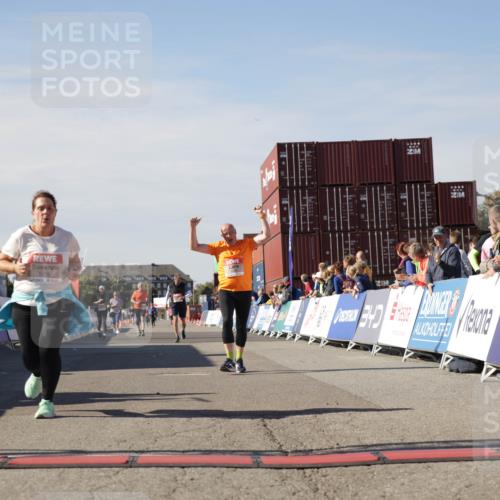 03.10.2025 - Köhlbrandbrückenlauf Jannik Wohlers http://msf.ph/oto/9122935 03.10.2025 13:45:11 Ziel 5015, 6264, 6527, 6528 meine-sportfotos.de