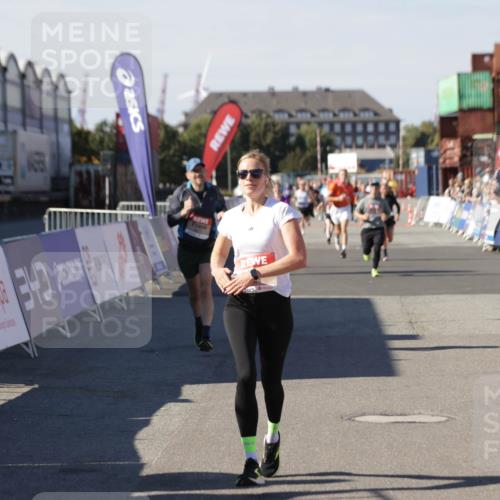 03.10.2025 - Köhlbrandbrückenlauf Jannik Wohlers http://msf.ph/oto/9122938 03.10.2025 13:05:26 Ziel 4011, 4272, 4344, 4390, 4496, 4584, 4877, 5637, 6041, 6044, 6081 meine-sportfotos.de