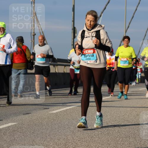 03.10.2025 - Köhlbrandbrückenlauf Strokosch-Dieckow http://msf.ph/oto/9122939 03.10.2025 10:01:01 Position 2 24924, 08, 1704, 2058 meine-sportfotos.de