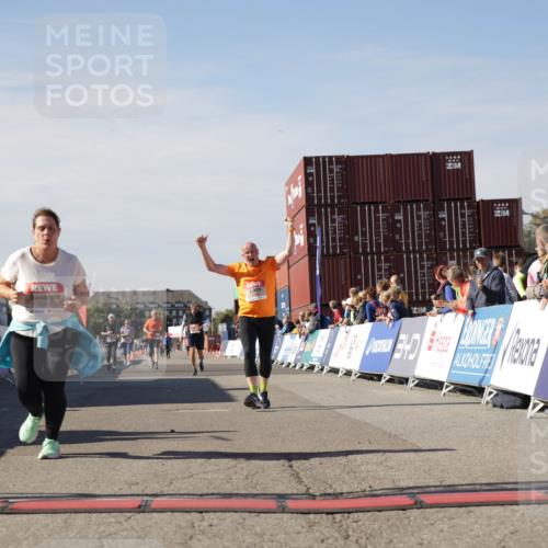 03.10.2025 - Köhlbrandbrückenlauf Jannik Wohlers http://msf.ph/oto/9122941 03.10.2025 13:45:11 Ziel 5015, 6264, 6527, 6528 meine-sportfotos.de