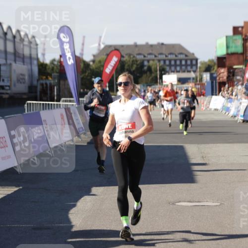 03.10.2025 - Köhlbrandbrückenlauf Jannik Wohlers http://msf.ph/oto/9122944 03.10.2025 13:05:26 Ziel 4011, 4272, 4344, 4390, 4496, 4584, 4877, 5637, 6041, 6044, 6081 meine-sportfotos.de