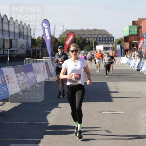 03.10.2025 - Köhlbrandbrückenlauf Jannik Wohlers http://msf.ph/oto/9122966 03.10.2025 13:05:26 Ziel 4011, 4272, 4344, 4390, 4496, 4584, 4877, 5637, 6041, 6044, 6081 meine-sportfotos.de