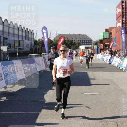 03.10.2025 - Köhlbrandbrückenlauf Jannik Wohlers http://msf.ph/oto/9122984 03.10.2025 13:05:27 Ziel 4011, 4062, 4161, 4272, 4344, 4384, 4496, 4584, 4877, 5637, 6041, 6044, 6081 meine-sportfotos.de