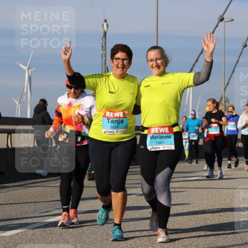 03.10.2025 - Köhlbrandbrückenlauf Strokosch-Dieckow http://msf.ph/oto/9122991 03.10.2025 10:01:07 Position 2 2441, 2518, 3254, 1963 meine-sportfotos.de