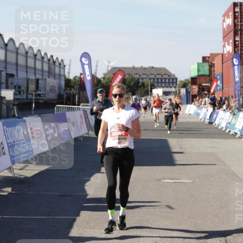 03.10.2025 - Köhlbrandbrückenlauf Jannik Wohlers http://msf.ph/oto/9122996 03.10.2025 13:05:27 Ziel 4011, 4062, 4161, 4272, 4344, 4384, 4496, 4584, 4877, 5637, 6041, 6044, 6081 meine-sportfotos.de
