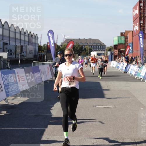 03.10.2025 - Köhlbrandbrückenlauf Jannik Wohlers http://msf.ph/oto/9123005 03.10.2025 13:05:27 Ziel 4011, 4062, 4161, 4272, 4344, 4384, 4496, 4584, 4877, 5637, 6041, 6044, 6081 meine-sportfotos.de