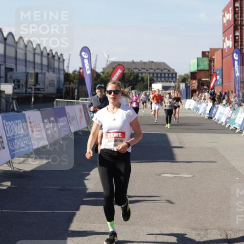 03.10.2025 - Köhlbrandbrückenlauf Jannik Wohlers http://msf.ph/oto/9123011 03.10.2025 13:05:27 Ziel 4011, 4062, 4161, 4272, 4344, 4384, 4496, 4584, 4877, 5637, 6041, 6044, 6081 meine-sportfotos.de