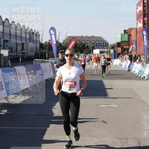 03.10.2025 - Köhlbrandbrückenlauf Jannik Wohlers http://msf.ph/oto/9123016 03.10.2025 13:05:27 Ziel 4011, 4062, 4161, 4272, 4344, 4384, 4496, 4584, 4877, 5637, 6041, 6044, 6081 meine-sportfotos.de