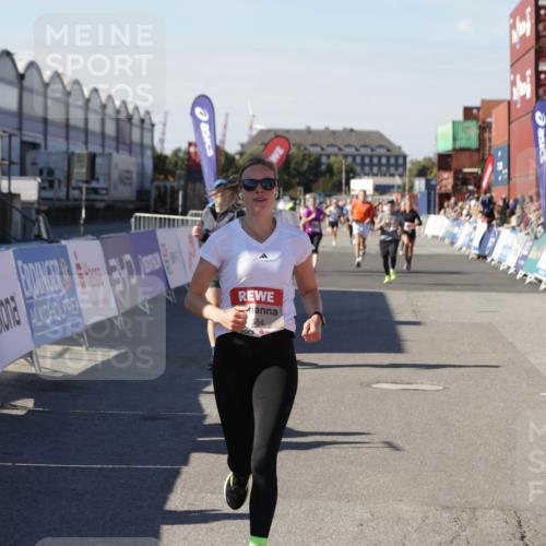 03.10.2025 - Köhlbrandbrückenlauf Jannik Wohlers http://msf.ph/oto/9123032 03.10.2025 13:05:27 Ziel 4011, 4062, 4161, 4272, 4344, 4384, 4496, 4584, 4877, 5637, 6041, 6044, 6081 meine-sportfotos.de