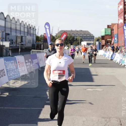 03.10.2025 - Köhlbrandbrückenlauf Jannik Wohlers http://msf.ph/oto/9123037 03.10.2025 13:05:27 Ziel 4011, 4062, 4161, 4272, 4344, 4384, 4496, 4584, 4877, 5637, 6041, 6044, 6081 meine-sportfotos.de