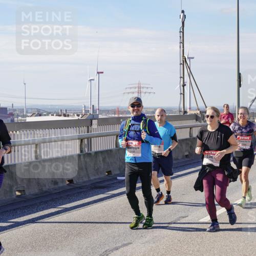 03.10.2025 - Köhlbrandbrückenlauf Michael Burmester http://msf.ph/oto/9123074 03.10.2025 13:05:35 Position 2 25, 5554, 5416, 5767, 5766 meine-sportfotos.de