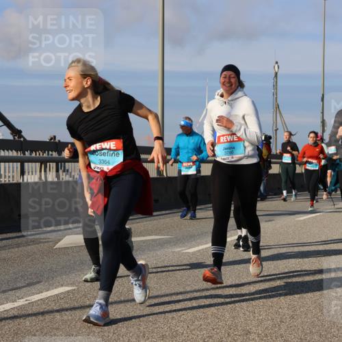 03.10.2025 - Köhlbrandbrückenlauf Strokosch-Dieckow http://msf.ph/oto/9123091 03.10.2025 10:01:15 Position 2 3364, 3746, 3739 meine-sportfotos.de