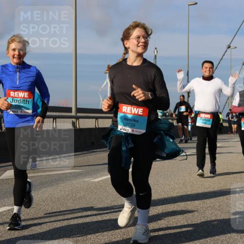 03.10.2025 - Köhlbrandbrückenlauf Strokosch-Dieckow http://msf.ph/oto/9123112 03.10.2025 10:01:16 Position 2 3367, 3739, 3001 meine-sportfotos.de